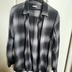 グレーとブラックのチェック柄長袖シャツ Mサイズ