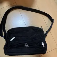 黒いナイロン製サコッシュ ルコックス ショルダーバッグ