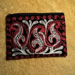 刺繍入りポーチ 黒 赤 白