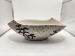 青い花模様の陶器皿