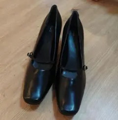 黒ストラップ付きパンプス