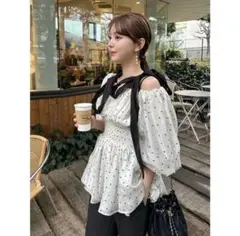 スナイデル　ウエストシャーリングリボンブラウス　SNIDEL オフショルブラウス