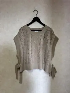 ベージュ ケーブルニット ベスト サイドリボン