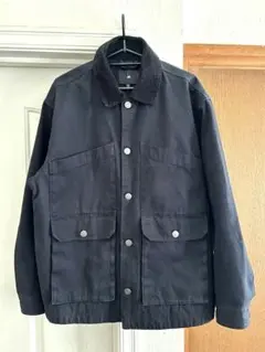 黒いコーデュロイ襟付きカバーオールジャケット