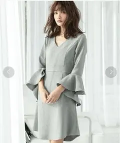 ラッフルスリーブVネックフレアワンピース