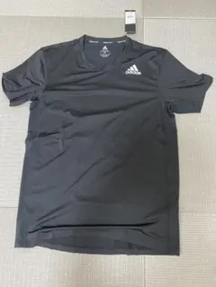 adidas ブラック トレーニングTシャツ