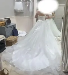 with a white アールイズウエディング オーバースカート　ドレス