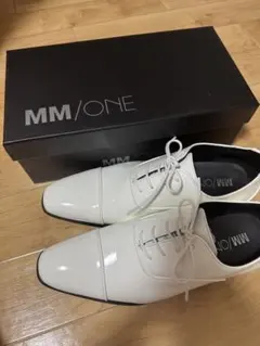 MM/ONE ホワイト ドレスシューズ エナメル　新郎シューズのサムネイル