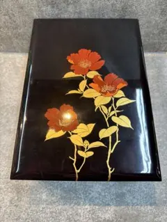 赤色の漆器 文箱 金色の模様 赤色の漆器 文箱 金色の模様 赤色の漆器 文箱 金色の模様