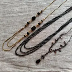 ゴールドとブラックのネックレスセット