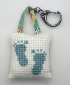 足跡キーホルダー　青／薄浅黄色のクロスステッチ　バック型　ハンドメイド