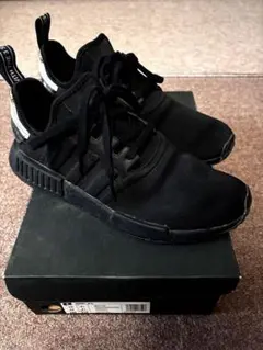 adidas NMD_R1 トリプルブラックのサムネイル