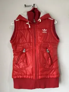 新品タグ付！アディダス オリジナルス【推し活】赤色ダウンベスト