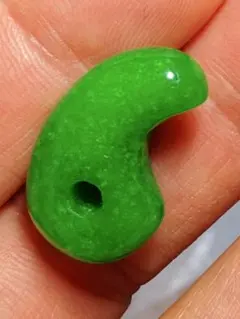 稀少）レア）天然翡翠勾玉です