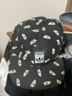 adidas スニーカー柄 ブラックキャップ