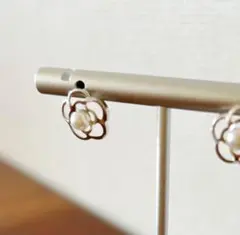 セール❣️18kホワイトゴールド本真珠のお花ピアス