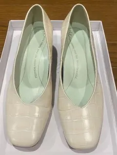 アカクラ パンプス ベージュ 本革 AL4159 23.5 美品のサムネイル