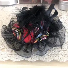 赤系チェック帽子と黒レースとリボンのヘアクリップ