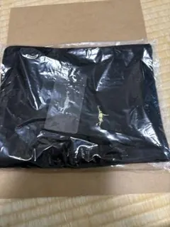 黒のロゴ入りネックウォーマー