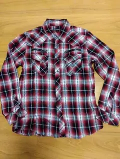 赤と黒のチェック柄ネルシャツ