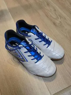 umbro 室内用フットサルシューズ ホワイト/ブルー