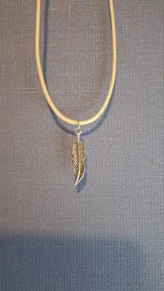ハンドメイド】フェザー（羽）モチーフ ネックレス アイボリーコード