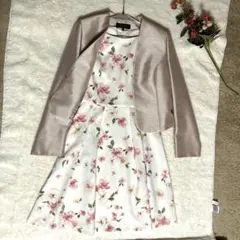 上下別々に購入したもの、とても可愛いドレススーツです。