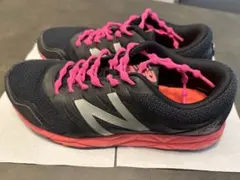 New Balance ランニングシューズ　レディース　シューズ　ピンクブラックのサムネイル