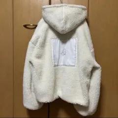 冬物大セール‼︎ フード付き ボアジャケット 白 バックプリント L アウター