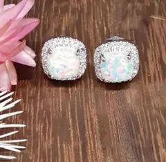 煌めくクリスタルストーン　スクエア　スタッドピアス　正方形