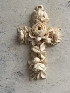 フランスアンティーク　アイボリー　薔薇花彫刻 十字架　薔薇モチーフ