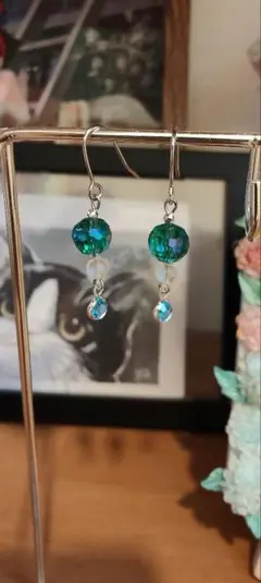 エメラルドグリーンのクリスタルピアス