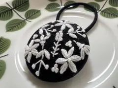 【現品限り】シロタエの花。刺繍ヘアゴム ハンドメイド