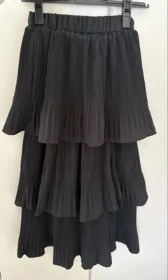 黒のフリル付きプリーツロングスカート