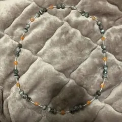 グレーとオレンジのビーズネックレス