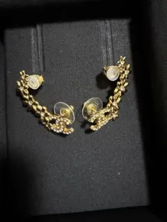 CHANEL ゴールドの花モチーフピアス