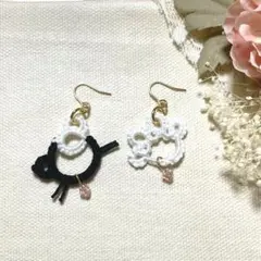 No.37 ハンドメイドピアス 白トビ柄黒猫さん