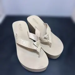 GUESS フリップフロップビーチサンダル　厚底ビーサン　ベージュ　ヒールのサムネイル
