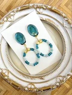 ハンドメイド グリーンのフープビーズイヤリング ゆらゆら　揺れる　青緑