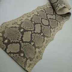 ダイヤモンドパイソン革ニシキヘビ革 端切れM216