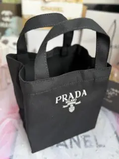 PRADA 新作ノベルティ ブラック ミニトートバッグ 刺繍　　非売品　箱付き