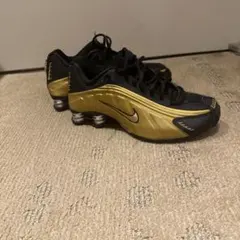Nike Shox ブラック/ゴールド スニーカー