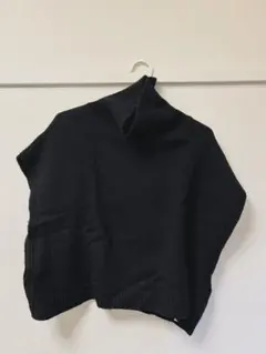 黒のタートルネックニットベスト