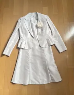 ライトピンク スカートスーツ 花ブローチ付き