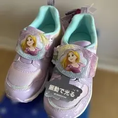 新品、タグ付き　ラプンツェルスニーカー　18センチ　LED搭載シューズ