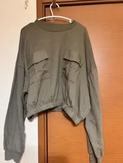 オリーブグリーン クロップド丈 長袖トップス