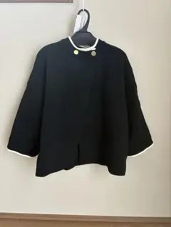 黒いボタン付きジャケット　ケープ　ポンチョ風