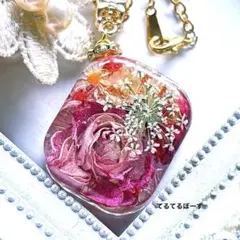 K031.レジン ネックレス 寒色系フラワーアレンジ 八角形 - メルカリ
