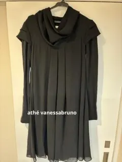 athé vanessabruno 黒ワンピースのサムネイル