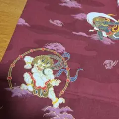 50×100　風神雷神図　エンジ色　小豆色　薄手　生地　はぎれ